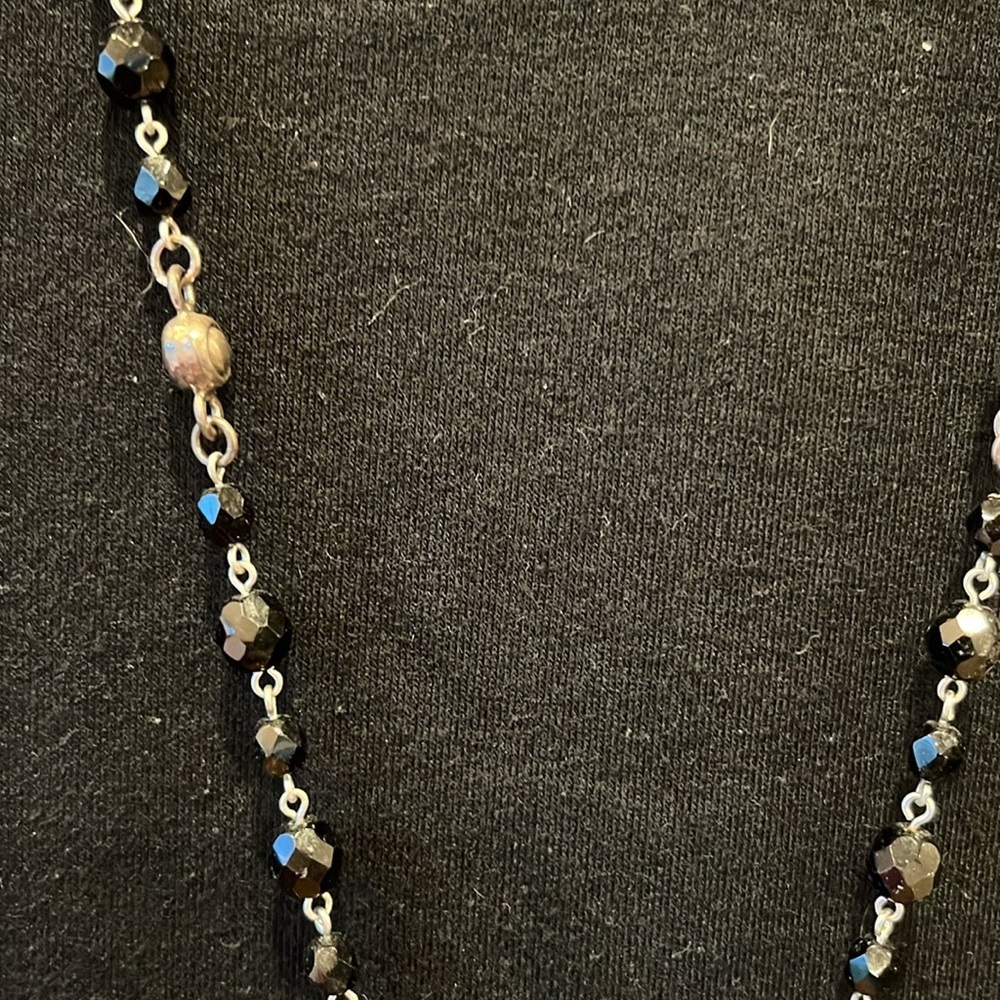 🦌🥑Black Beaded Heart Pendant Necklace with Gold Accent bird - Picture 6 of 7
